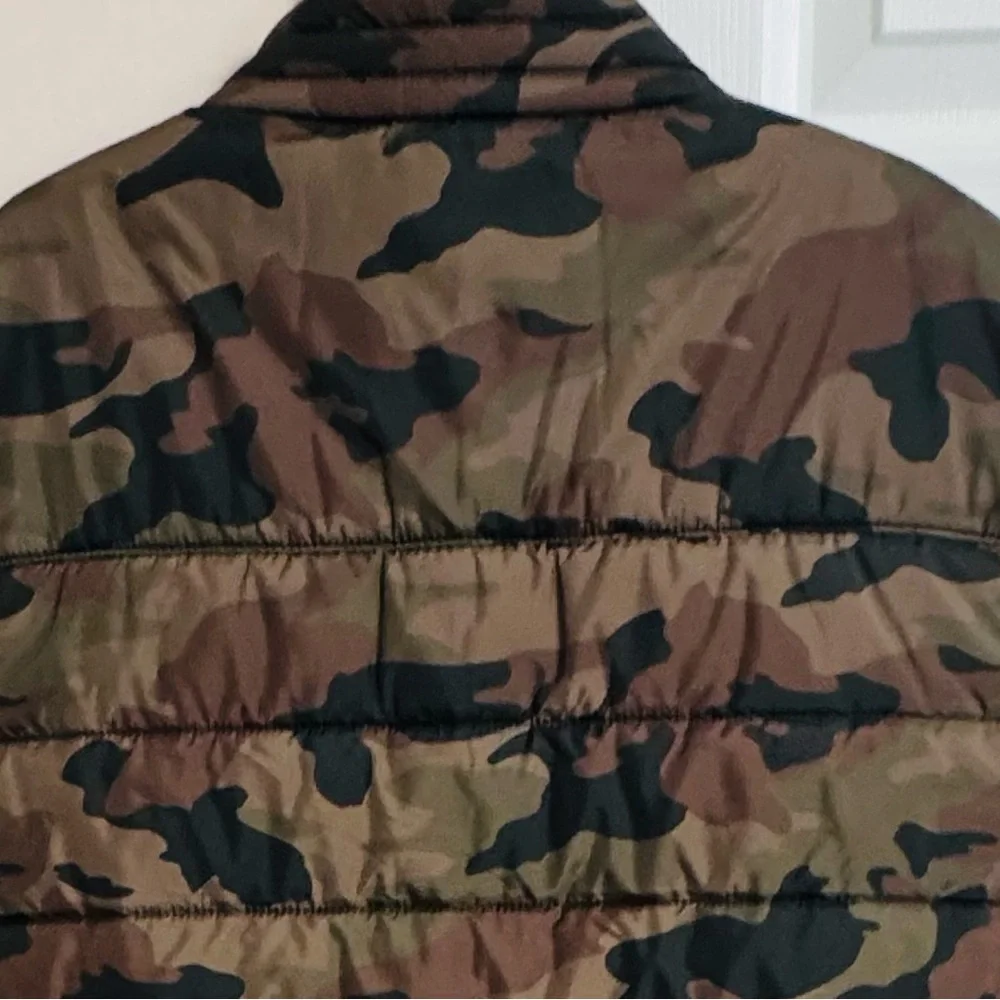 Bershka 100% Polyester‎ Camo Print Men’s XL w/ Pockets Zip Up Puffer Vest
